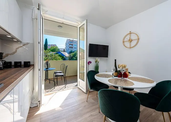 Kate With Free Parking *