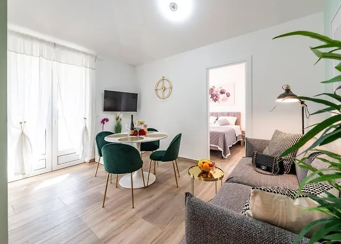 Kate With Free Parking *