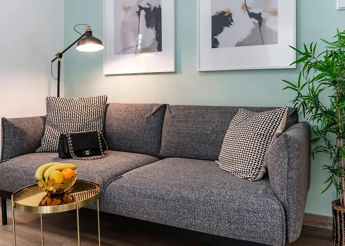 Kate With Free Parking *