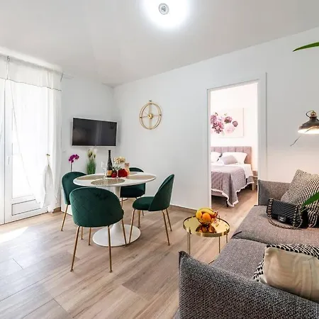 Kate With Free Parking *