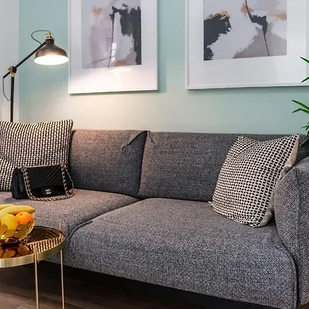 Kate With Free Parking *